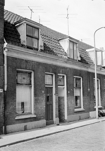 58717 Gezicht op de voorgevels van de panden Houtstraat 18 - 20 te Utrecht.